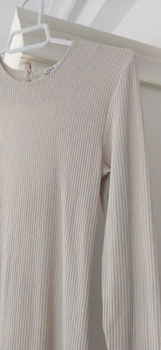 Vestido largo beige con abertura