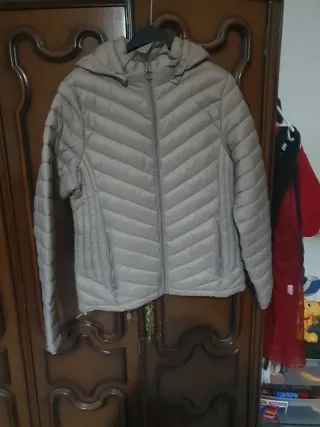 Chaqueta acolchada beige con capucha