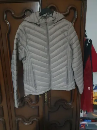 Chaqueta acolchada beige con capucha