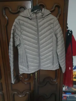 Chaqueta acolchada beige con capucha