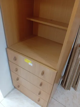 Estantería de madera color beige/marrón