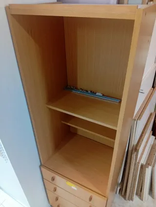 Estantería de madera color beige/marrón