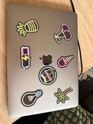 MacBook Pro 13 2019 con pegatinas