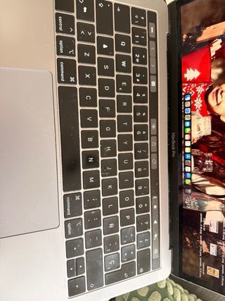 MacBook Pro 13 2019 con pegatinas