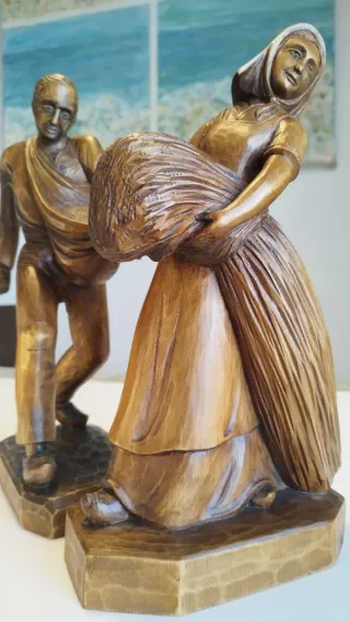 Dos estatuas antiguas de madera que representan a