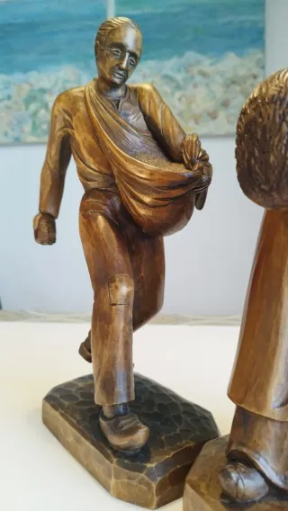 Dos estatuas antiguas de madera que representan a