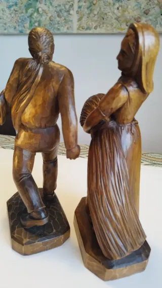 Dos estatuas antiguas de madera que representan a