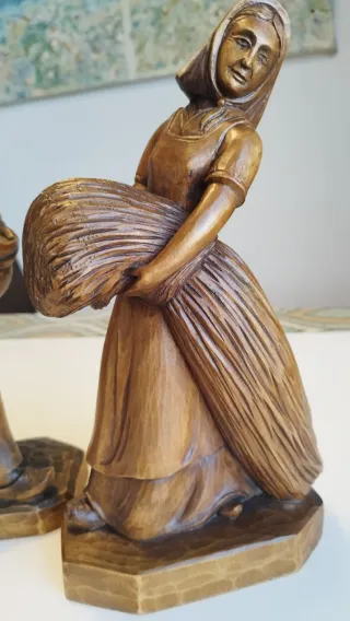 Dos estatuas antiguas de madera que representan a
