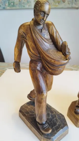 Dos estatuas antiguas de madera que representan a