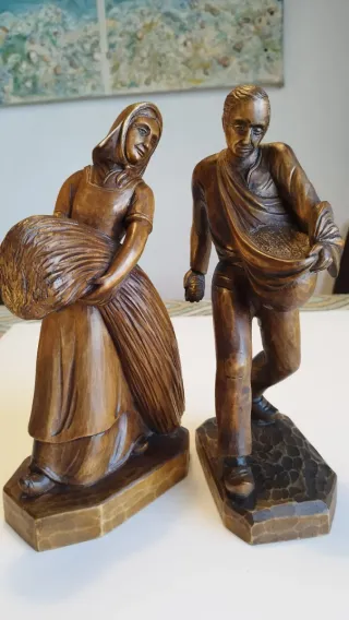 Dos estatuas antiguas de madera que representan a
