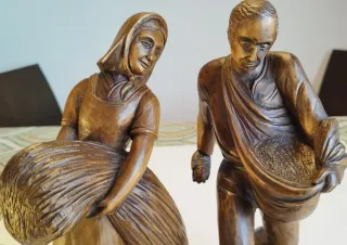 Dos estatuas antiguas de madera que representan a