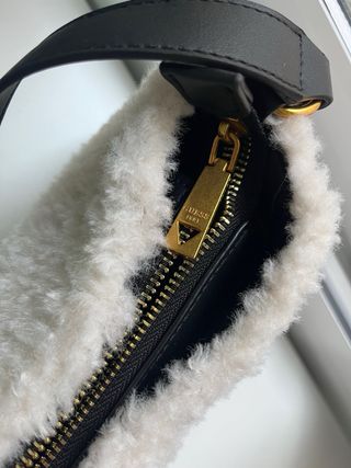 Bolso peluche blanco y negro