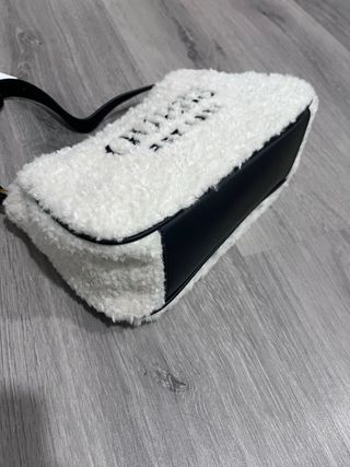 Bolso peluche blanco y negro