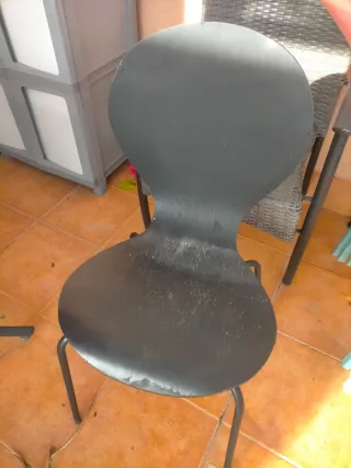 Silla de madera negra