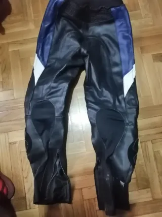 Pantalón de cuero negro y azul