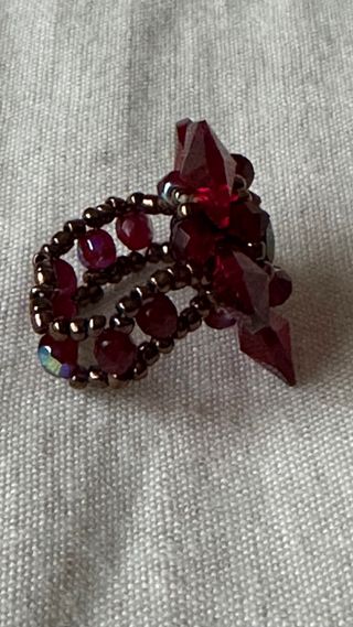 Anillo flor roja Swarovski ajustable