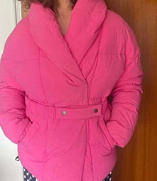 Plumífero rosa de marca