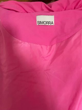 Plumífero rosa de marca