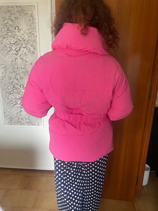 Plumífero rosa de marca