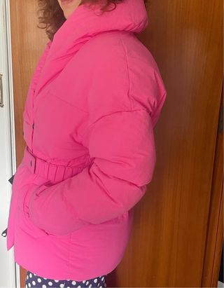 Plumífero rosa de marca