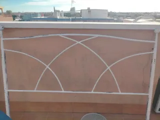 Cabezal de cama metálico blanco de 135