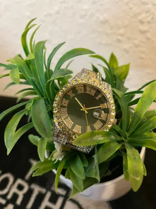 Reloj de oro y verde