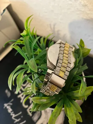 Reloj de oro y verde