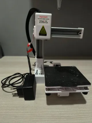 Impresora 3D Blanca y Negra