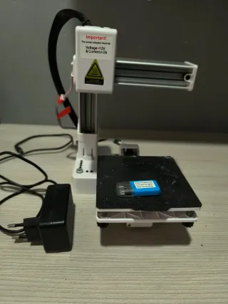 Impresora 3D Blanca y Negra