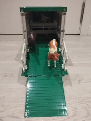 Camión de animales BRUDER.