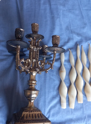 Candelabro de metal dorado y plateado