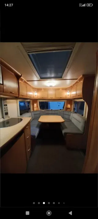 Caravana interior con asientos y mesa