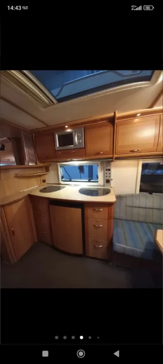 Caravana interior con asientos y mesa