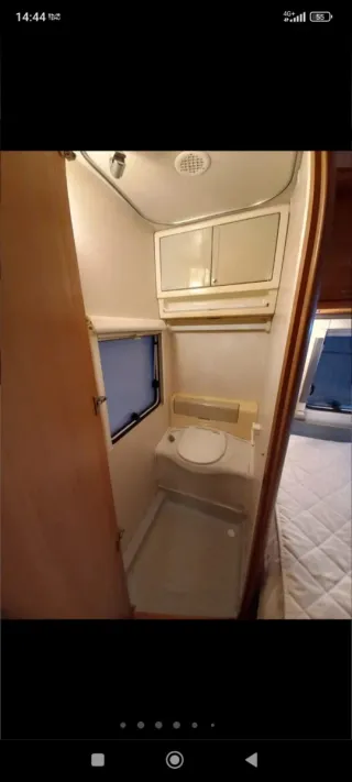 Caravana interior con asientos y mesa