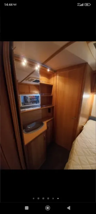Caravana interior con asientos y mesa