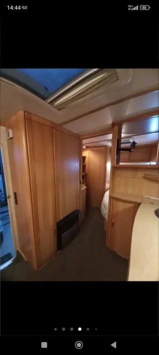 Caravana interior con asientos y mesa