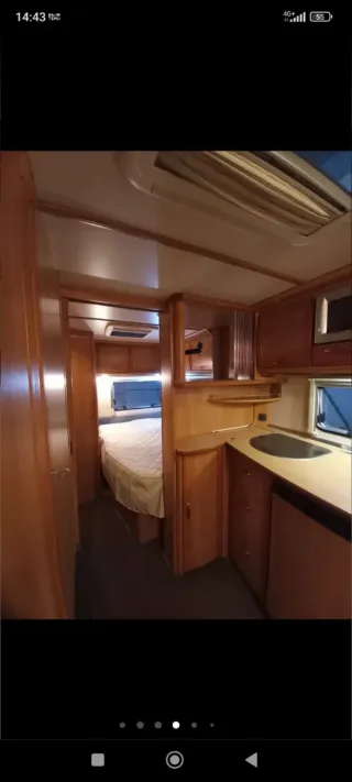 Caravana interior con asientos y mesa