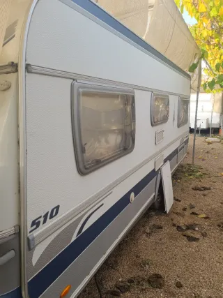 Caravana interior con asientos y mesa