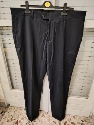 Completo elegante uomo blu