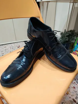 Completo elegante uomo blu