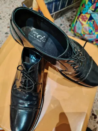 Completo elegante uomo blu