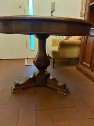 Tavolo rotondo in noce massello