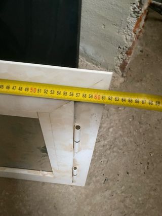 Ventana blanca de aluminio