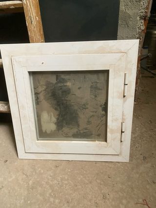 Ventana blanca de aluminio