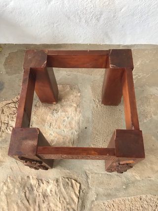 Mesita auxiliar de madera tallada con mármol