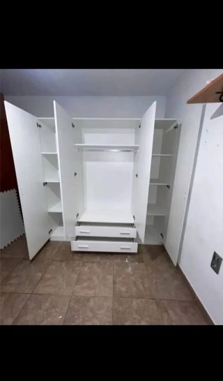 Armario blanco de madera