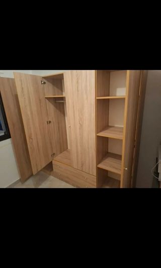 Armario de madera color beige/marrón