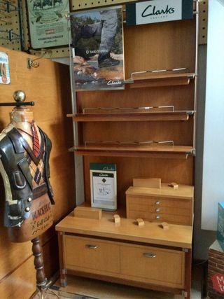 Expositor de calzado Clarks