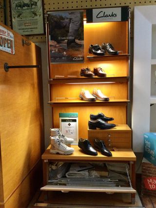 Expositor de calzado Clarks