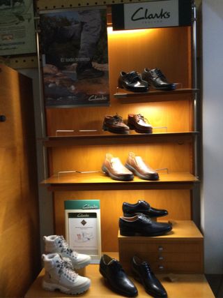 Expositor de calzado Clarks